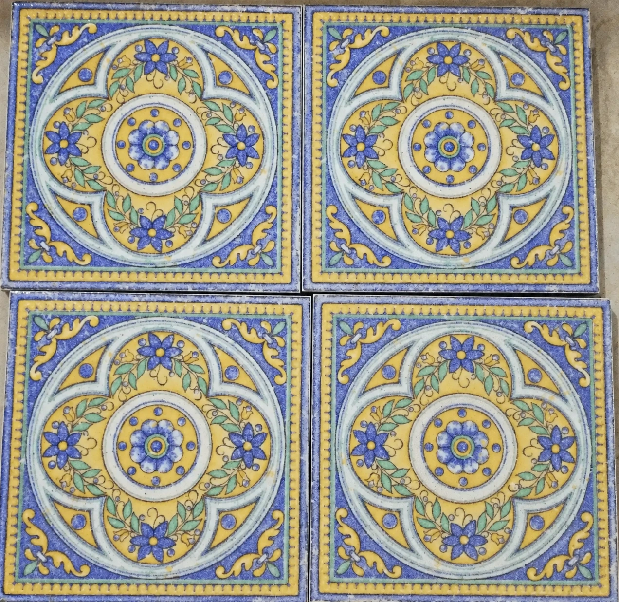 Lot de 4 carreaux Vives 20 × 20 cm — motifs bleus et jaunes — Réf. DST076