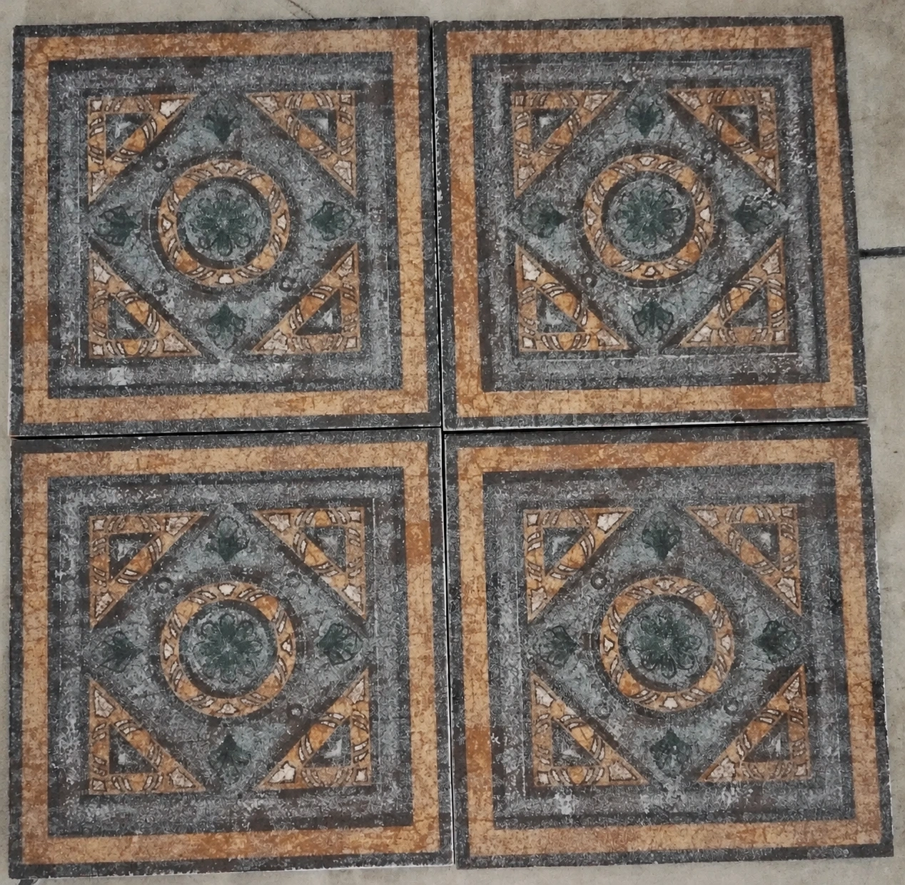 Lot de 4 carreaux Vives 20 × 20 cm — motifs bruns et bleus — Réf. DST077
