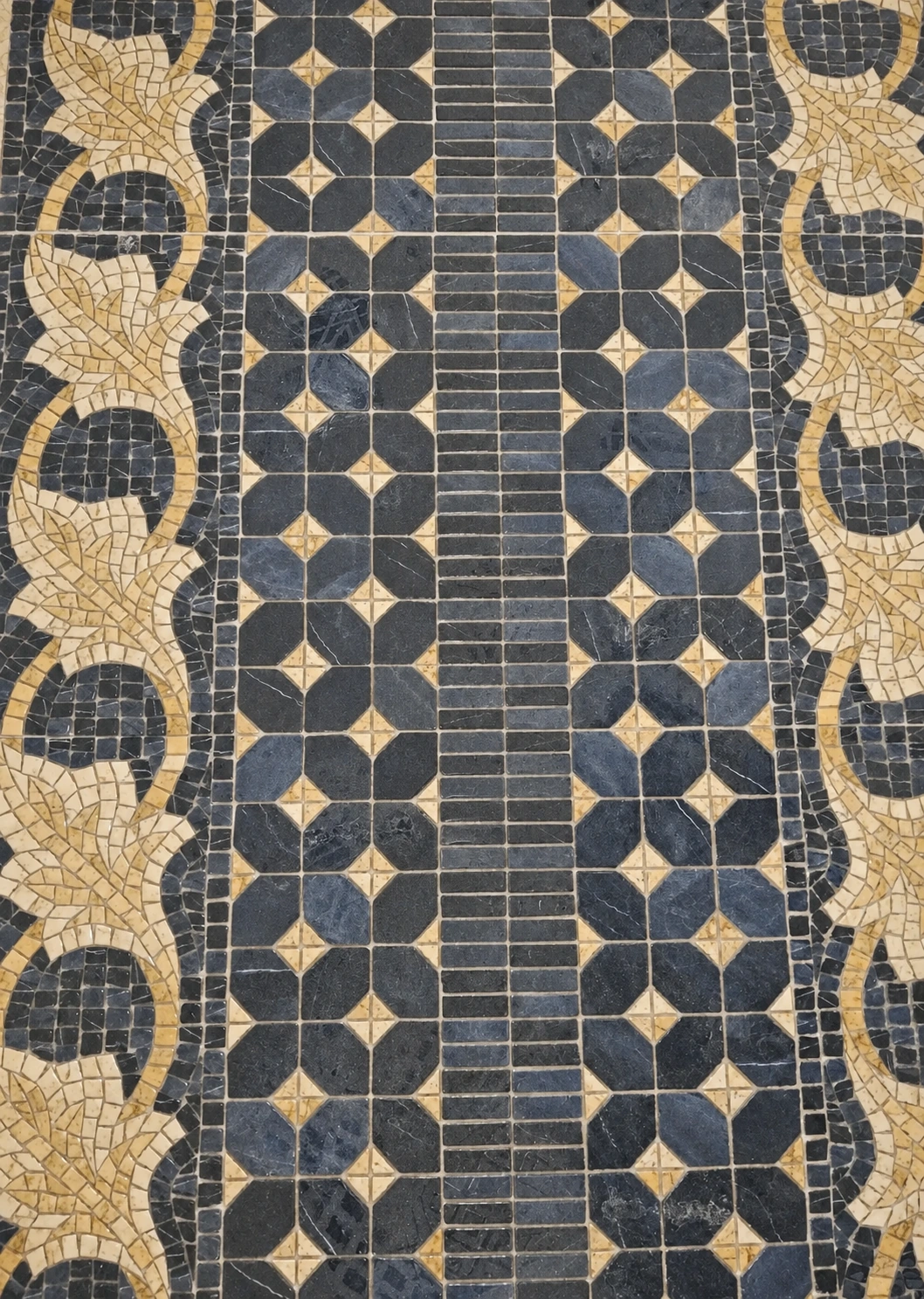 Faïence Vives 40 × 40 cm — décor géométrique et floral — Réf. DST082